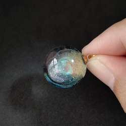エメラルドグリーンの渦が輝く宇宙玉レジンの球体ネックレス 14枚目の画像