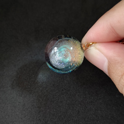 エメラルドグリーンの渦が輝く宇宙玉レジンの球体ネックレス 10枚目の画像