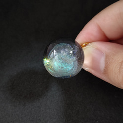 エメラルドグリーンの渦が輝く宇宙玉レジンの球体ネックレス 11枚目の画像