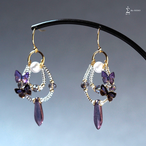 再販】耳飾り 小粒ビーズの弧と紫蝶々 〈 イヤリング , ピアス