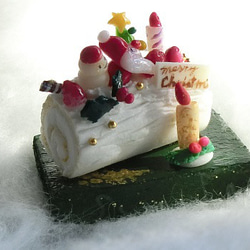 クリスマスケーキ・ホワイトブッシュド・ノエル 1枚目の画像