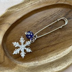 クリスマス　雪の結晶のピンブローチ 2枚目の画像
