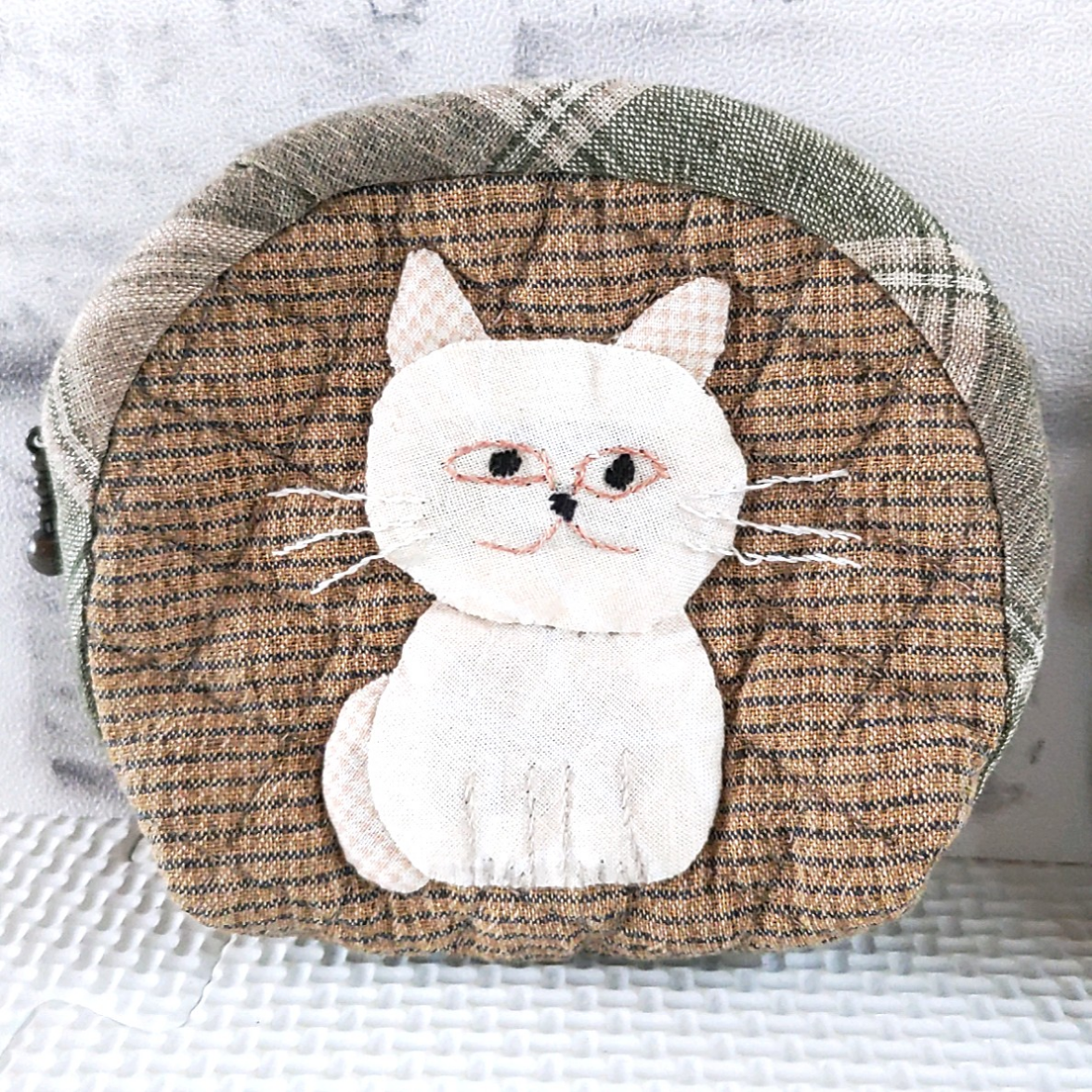 ほぼ新品　A.P.C. 保存袋あり　パッチワークキルト　猫　クッション