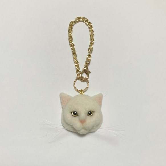 羊毛フェルト 猫バッグチャーム 白猫 金眼 1枚目の画像
