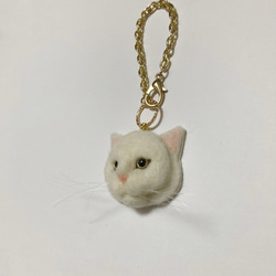 羊毛フェルト 猫バッグチャーム 白猫 金眼 2枚目の画像