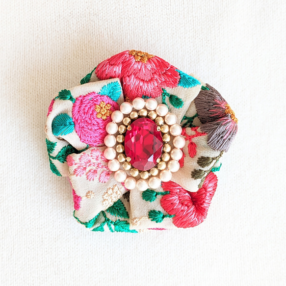 インド刺繍のお花ブローチ　貴和クリスタル／スワロ　シャム　ビーズ刺繍 1枚目の画像