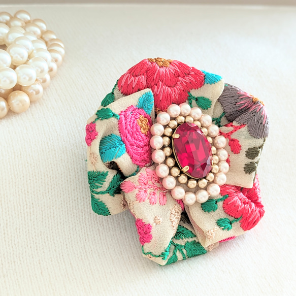 インド刺繍のお花ブローチ　貴和クリスタル／スワロ　シャム　ビーズ刺繍 6枚目の画像