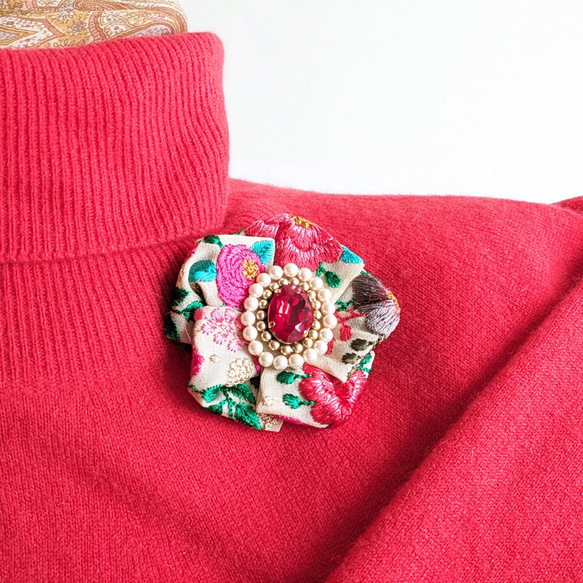 インド刺繍のお花ブローチ　貴和クリスタル／スワロ　シャム　ビーズ刺繍 13枚目の画像