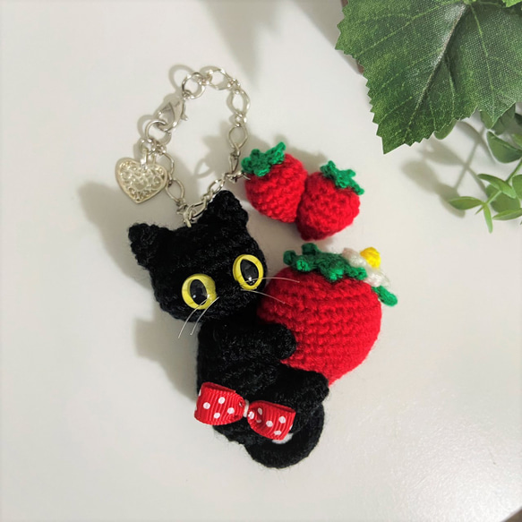 黒猫のイチゴいっぱいバッグチャーム♡あみぐるみ＊受注製作品 1枚目の画像