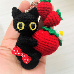 黒猫のイチゴいっぱいバッグチャーム♡あみぐるみ＊受注製作品 5枚目の画像