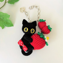 黒猫のイチゴいっぱいバッグチャーム♡あみぐるみ＊受注製作品 2枚目の画像