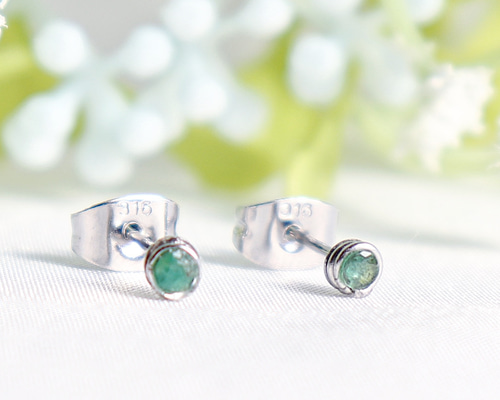 フックピアス エメラルドが1粒ゆれるシンプルピアス K18YG フック