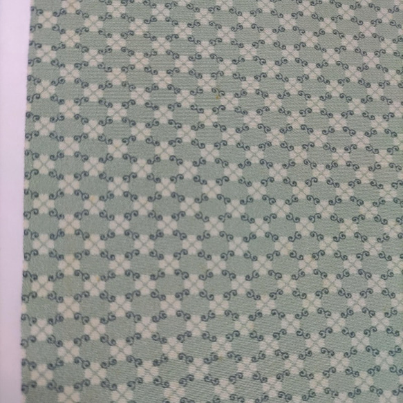 【正絹　洗い済】薄い緑にクローバー模様の生地　約36ｃｍ×50～100ｃｍ　はぎれ　和布　古布　 3枚目の画像