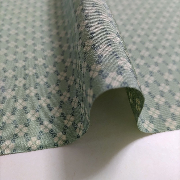 【正絹　洗い済】薄い緑にクローバー模様の生地　約36ｃｍ×50～100ｃｍ　はぎれ　和布　古布　 6枚目の画像