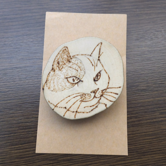 手描き焼き絵✳︎ぶち猫の切り株ブローチ 1枚目の画像