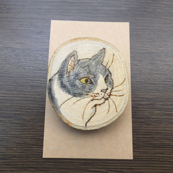 ハチワレ猫　手描き焼き絵　切り株ブローチ 1枚目の画像