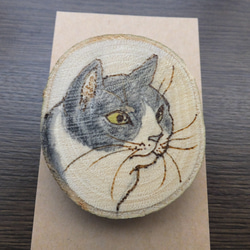 ハチワレ猫　手描き焼き絵　切り株ブローチ 2枚目の画像