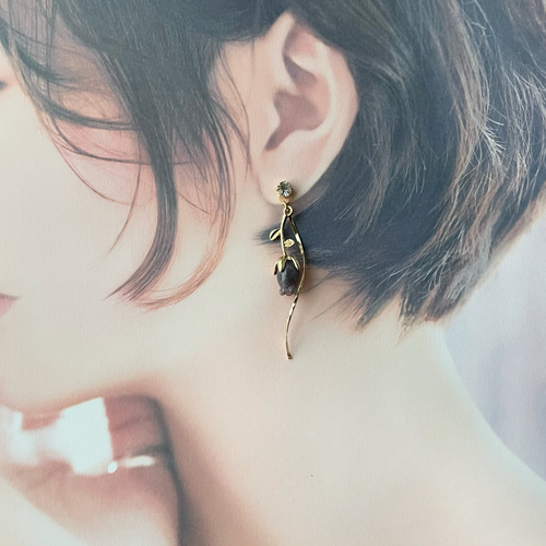 ピアス イヤリング 貼るピアス】枝葉付きフラワー 鈴蘭 紫 ツイスト 