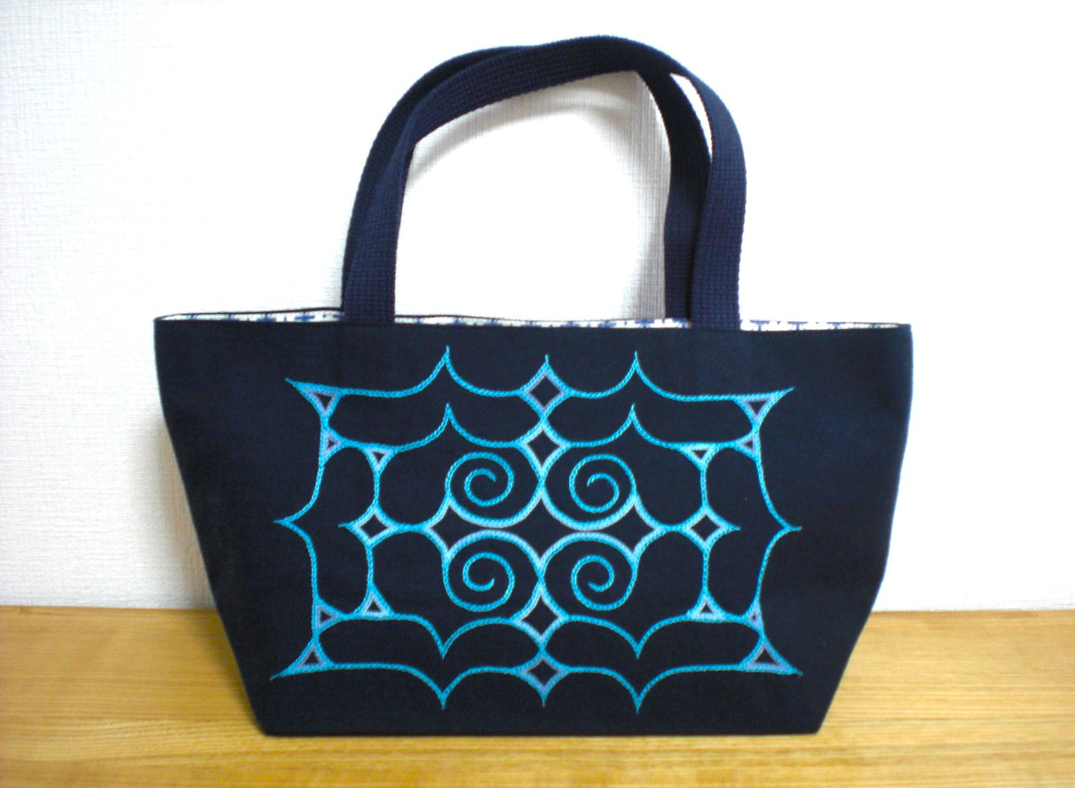アイヌ刺繍 藍染めスタイ ９まいめ 藍染めスタイ ９まいめ アイヌ刺繍