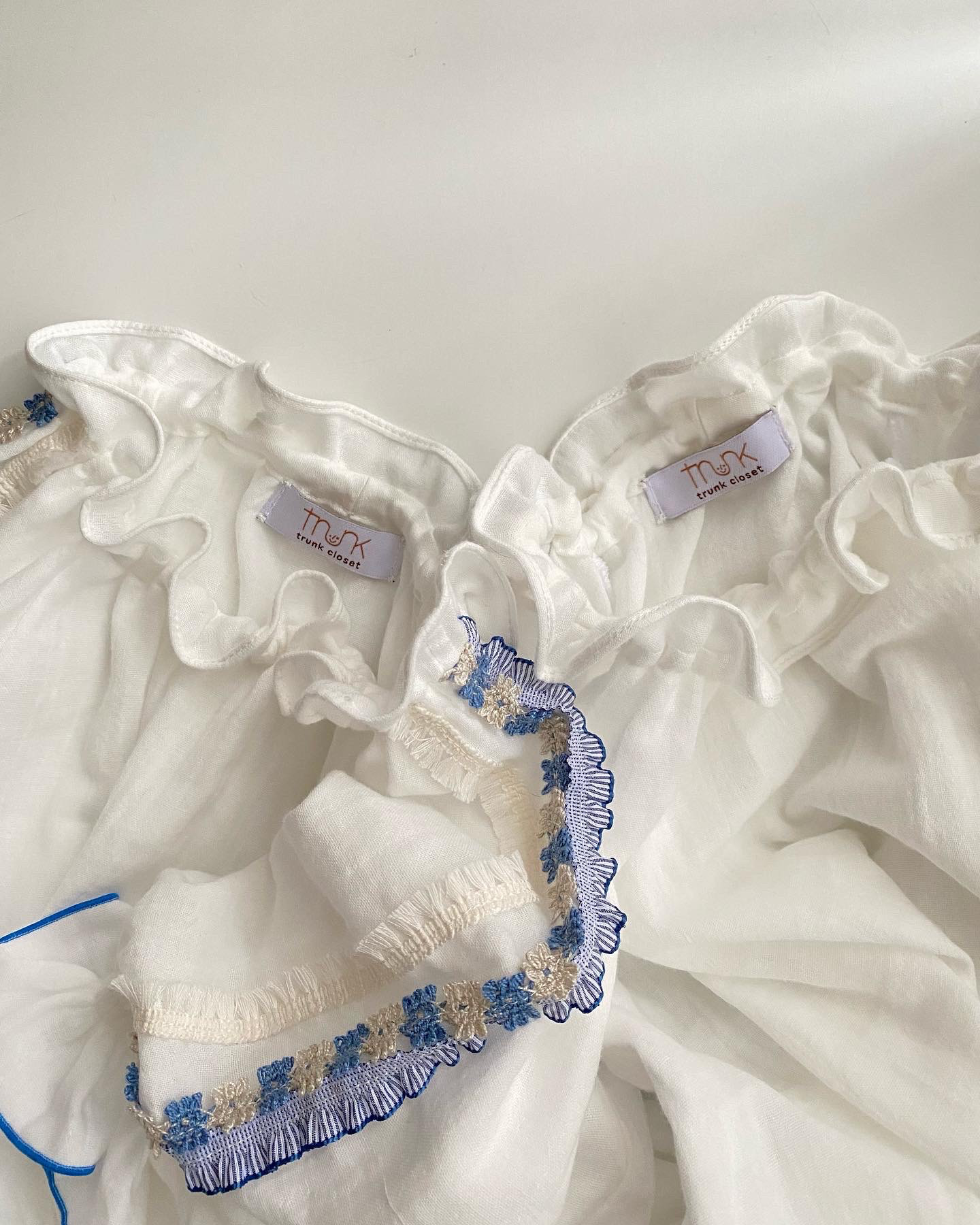 ファブリック2024【受注製作】肩フリルのガーゼブラウス【ホワイト/カーキ】100〜140（スモックブラウス）