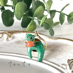 【コーラルジュエリー】ぴんく珊瑚 猫ピンバッチ グリーン ｐ024 1枚目の画像