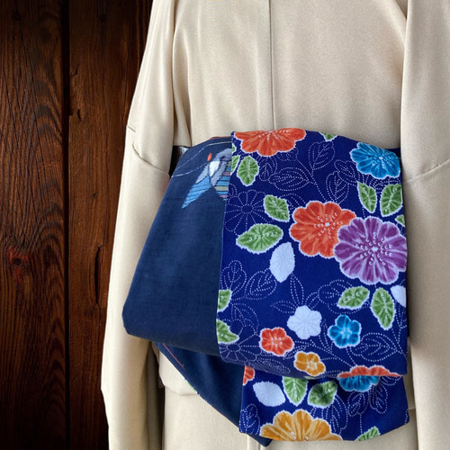 浜ちりめん 小紋草花 紺色と紬蝶枝葉 飛び柄紺色でお仕立ていたしまし