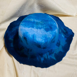 羊毛フェルトハット ～ハンドメイドの両面デザイン、不規則で高級感のある帽子（ブルー系） 3枚目の画像