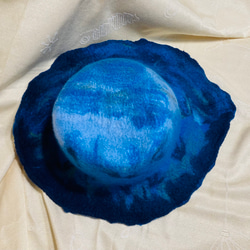 羊毛フェルトハット ～ハンドメイドの両面デザイン、不規則で高級感のある帽子（ブルー系） 7枚目の画像