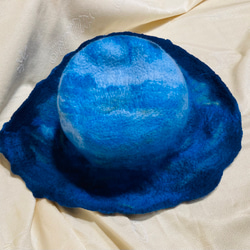 羊毛フェルトハット ～ハンドメイドの両面デザイン、不規則で高級感のある帽子（ブルー系） 1枚目の画像