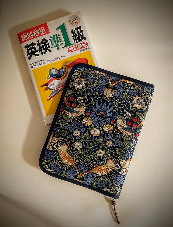 受注生産）ファスナーで開閉するブックカバー（A5判参考書、専門