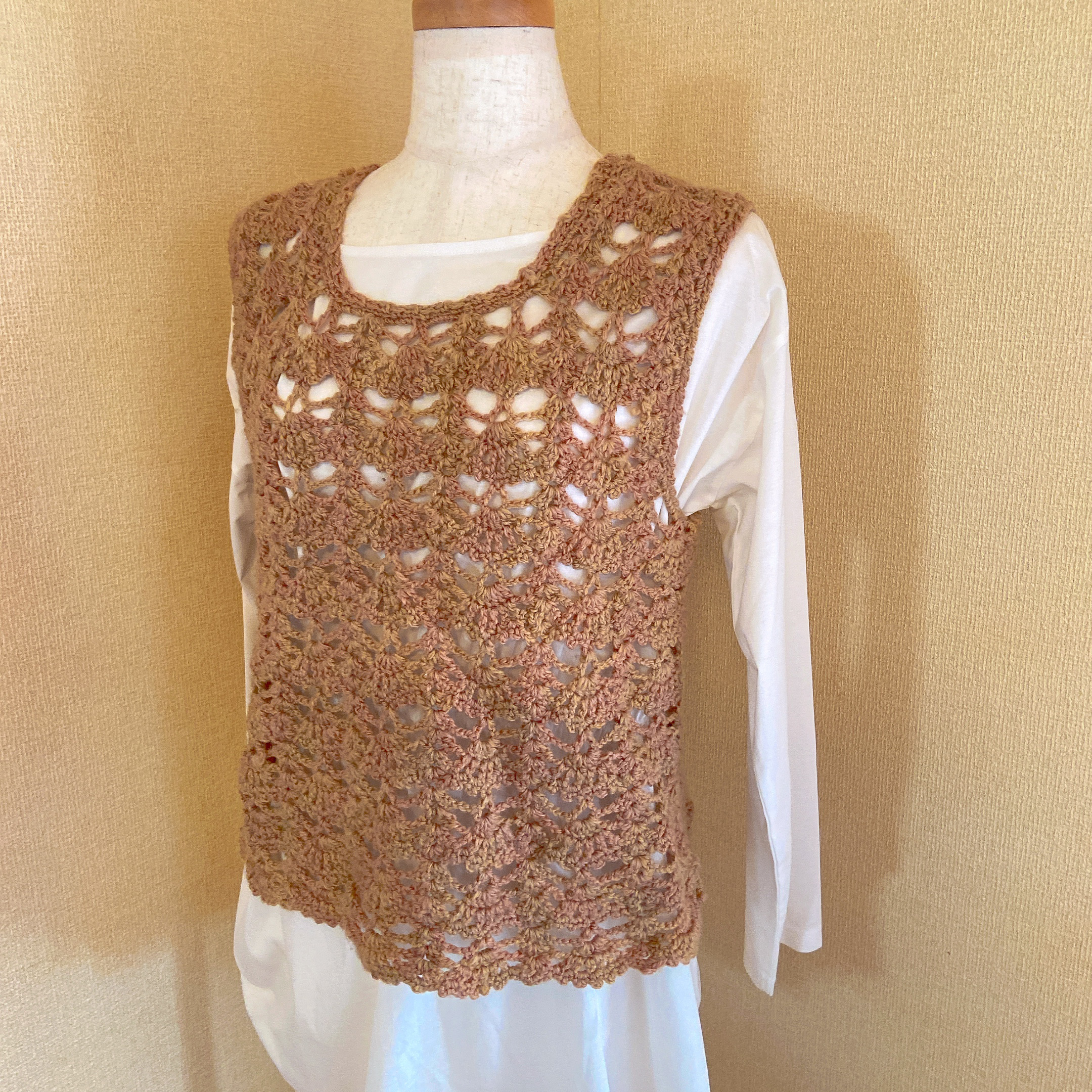 かぎ針編みで編んだベスト