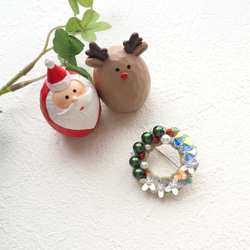 クリスマスリースブローチ（クリスマス/ビーズ刺繍/クリスマスブローチ/リース） 1枚目の画像