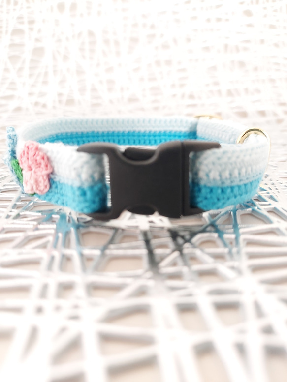 猫の首輪　水色系　うさぎ付き　セーフティーバックル　手編み 2枚目の画像