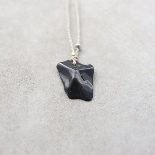 黒曜石　ネックレス 約8cm 赤紐付き 北海道常呂郡置戸産 オブシディアン / 黒曜石 ストリング