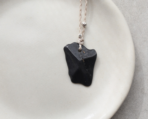 北海道常呂郡置戸産 オブシディアン / 黒曜石 ストリング