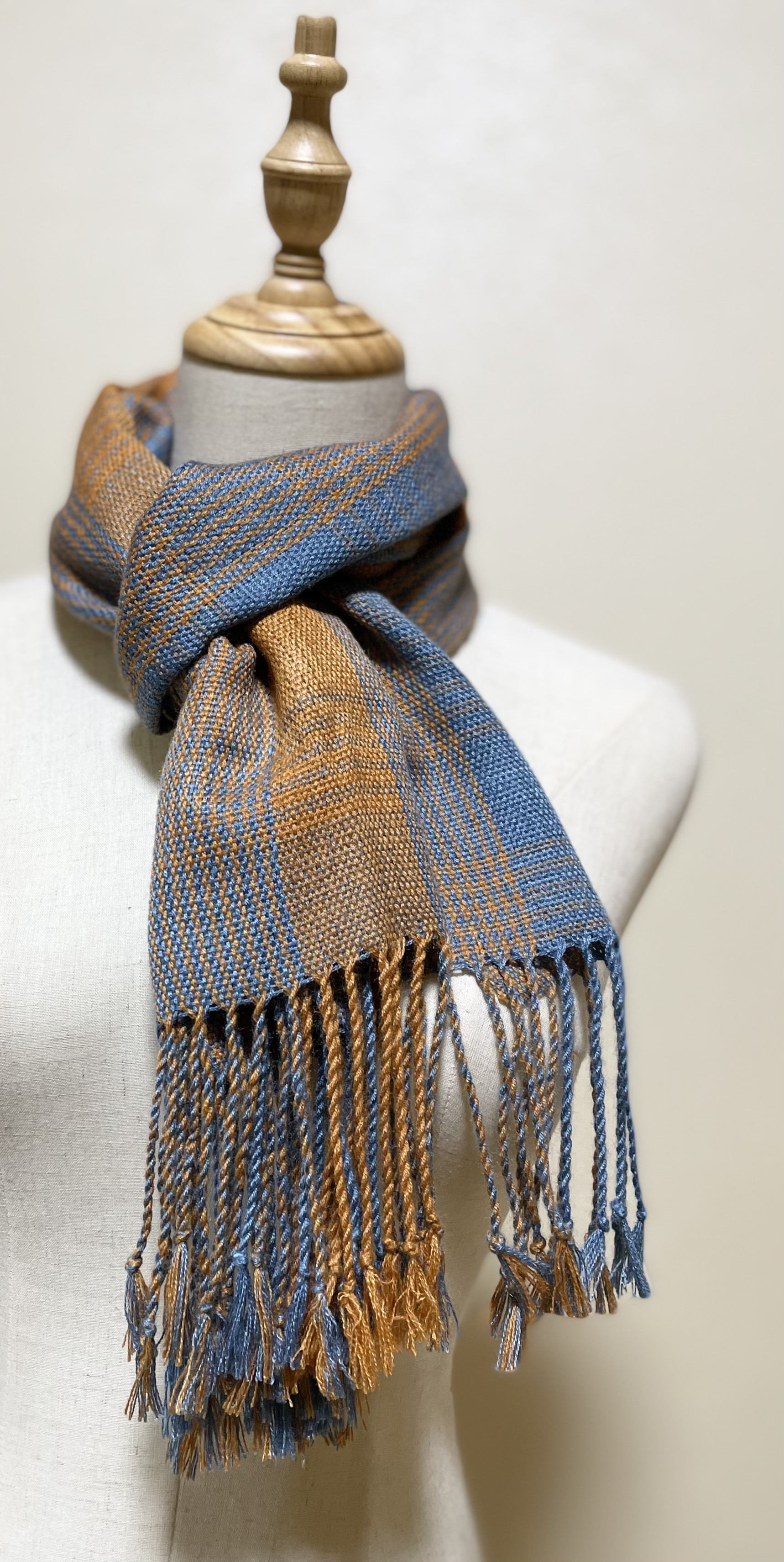 シルク・ミニ手織りストール(夕焼けの色と空の青)