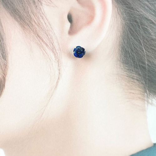 再入荷】8mmラピスラズリ 薔薇の彫刻ピアス／ノンホールピアス
