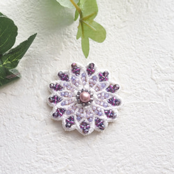 ビーズ刺繍ブローチ（紫/パープル/お花のブローチ/マグネットブローチ） 2枚目の画像
