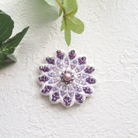 ビーズ刺繍ブローチ（紫/パープル/お花のブローチ/マグネットブローチ） 2枚目の画像