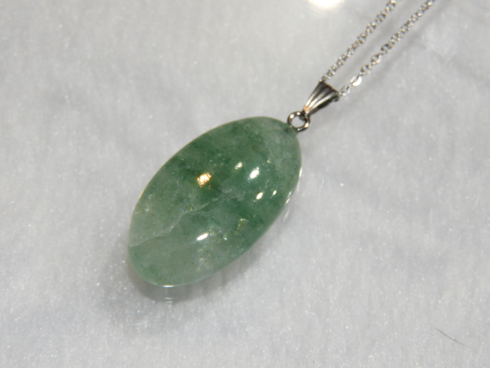 優しい緑が心と体を癒す！グリーンクォーツァイトのペンダントネックレス！　天然石　１