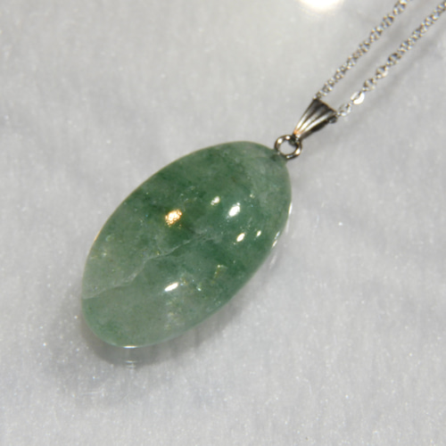優しい緑が心と体を癒す！グリーンクォーツァイトのペンダント