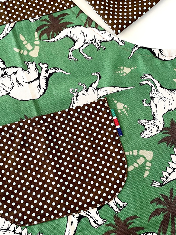 80-160cm リアル恐竜　グリーンのエプロン3点セット　マジックテープ開閉　着脱簡単　三角巾　収納袋 3枚目の画像