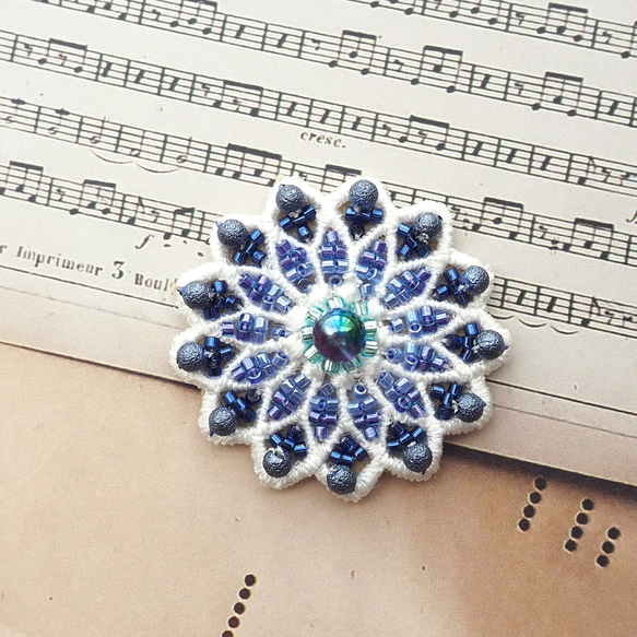 ビーズ刺繍ブローチ（青/ブルー/お花のブローチ/マグネットブローチ） 1枚目の画像