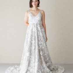フラワーレースがフェミニンな店舗で１番人気のウエディングドレス Allure A-Line(アリュールAライン)ドレス 1枚目の画像