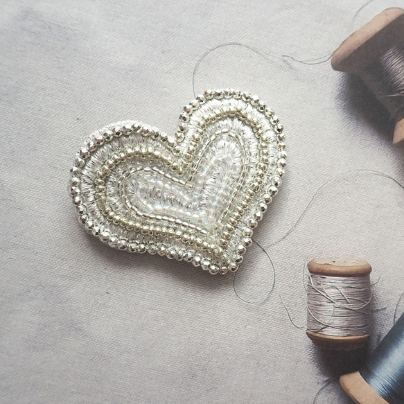 輝く4連ハートのビーズ刺繍ブローチ｜ホワイト×シルバー／フォーマルに