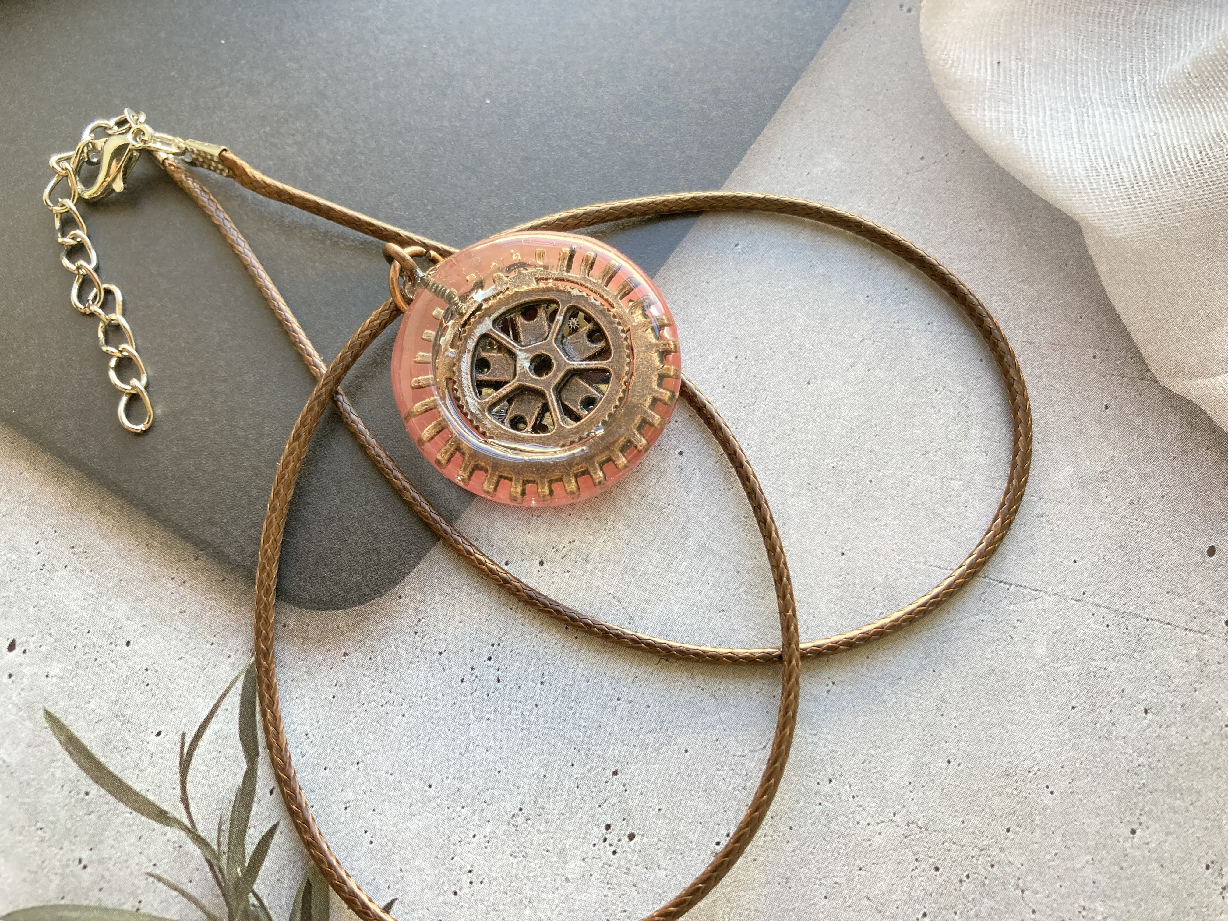 歯車のペンダント　レジンアート 4,100円