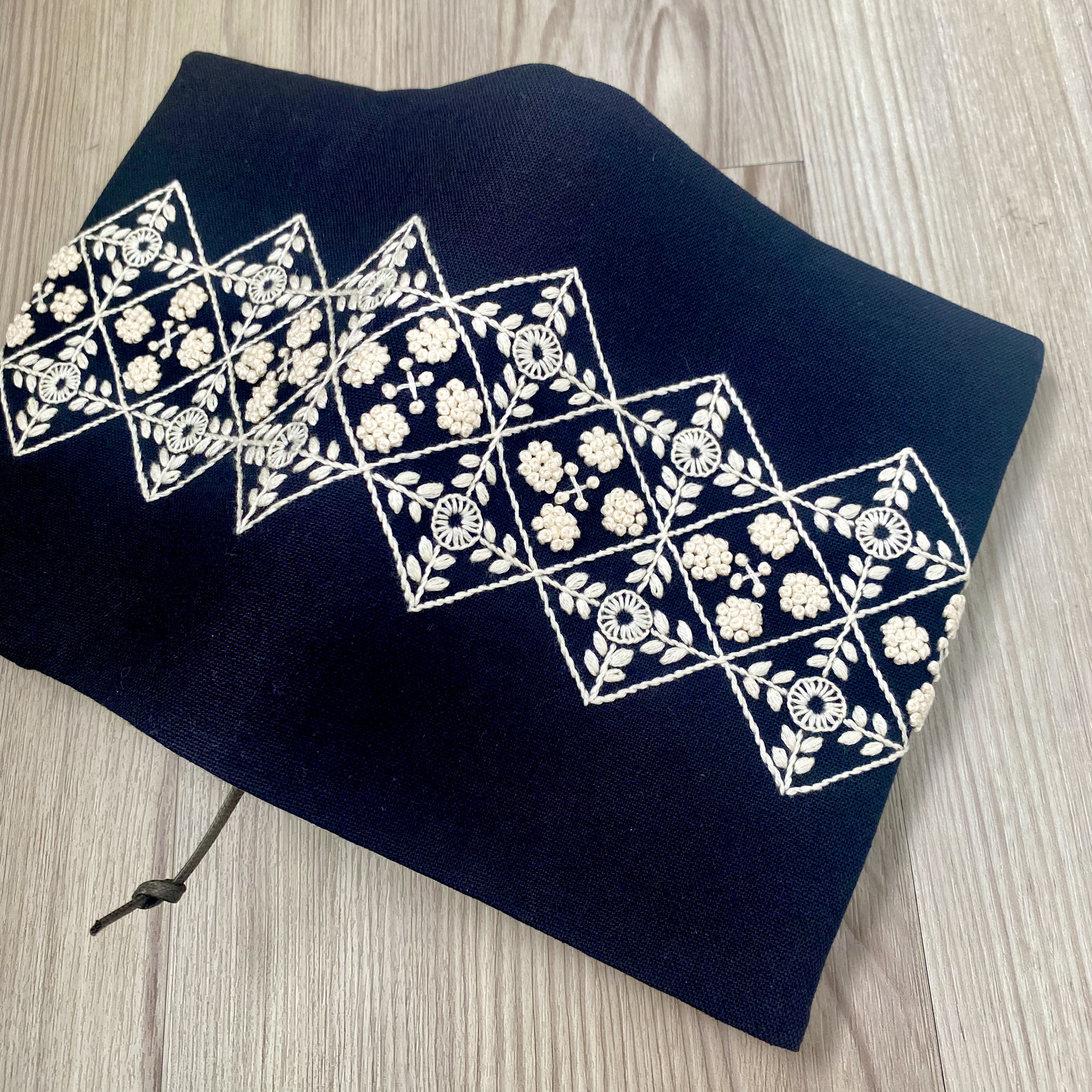 手刺繍の温もりブックカバー - 読書時間を特別に＊モノクロ　連続模様　サイズ展開有