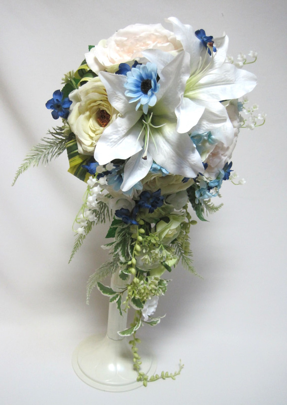 カサブランカと青いお花のキャスケードブーケ♪ブートニア付き♪生花みたいに綺麗な造花です♪高品質なのに安い 19枚目の画像