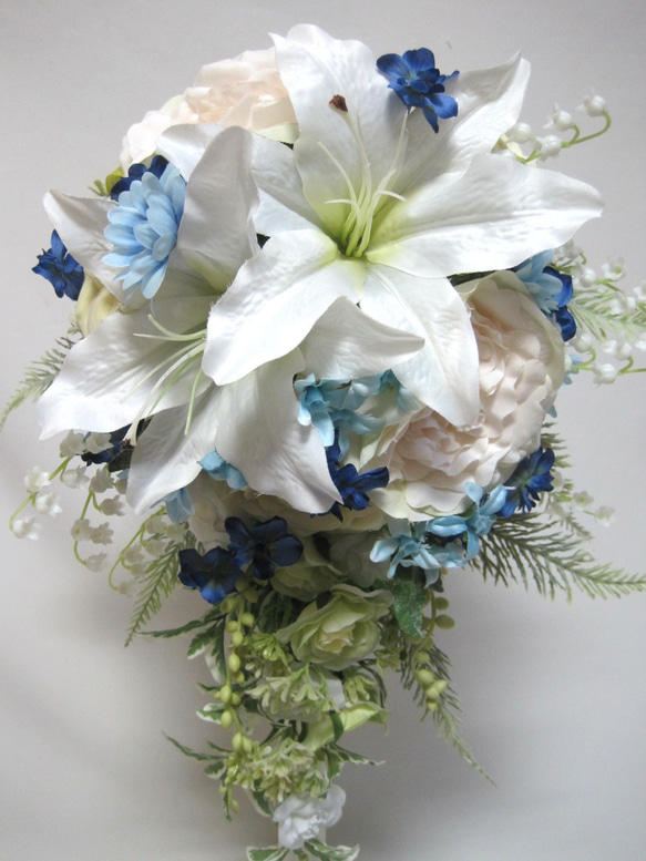 カサブランカと青いお花のキャスケードブーケ♪ブートニア付き♪生花みたいに綺麗な造花です♪高品質なのに安い 13枚目の画像
