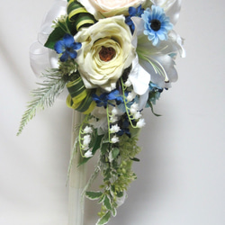 カサブランカと青いお花のキャスケードブーケ♪ブートニア付き♪生花みたいに綺麗な造花です♪高品質なのに安い 18枚目の画像
